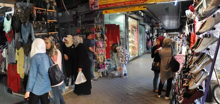 البضائع موجودة والناس تتفرج 