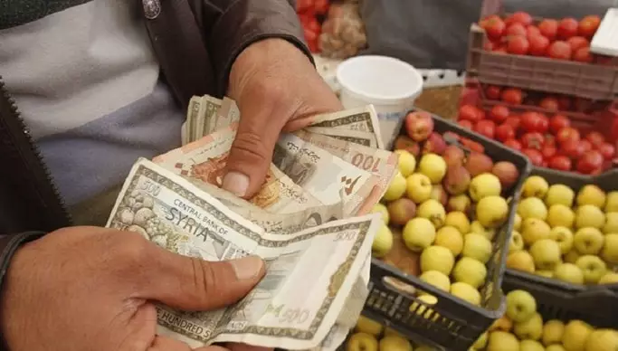 خبير اقتصادي : الأجور مشكلة شبه «مستعصية» وكلما زاد الراتب تحسن الاقتصاد 