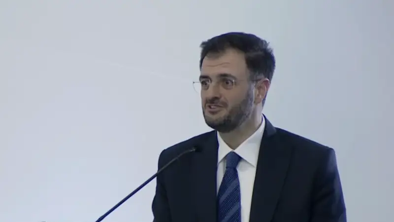 وزير الاتصالات: بدأنا التواصل مع كبرى المنصات التقنية العالمية لاعتماد العلم الوطني الجديد كملصق إلكتروني 