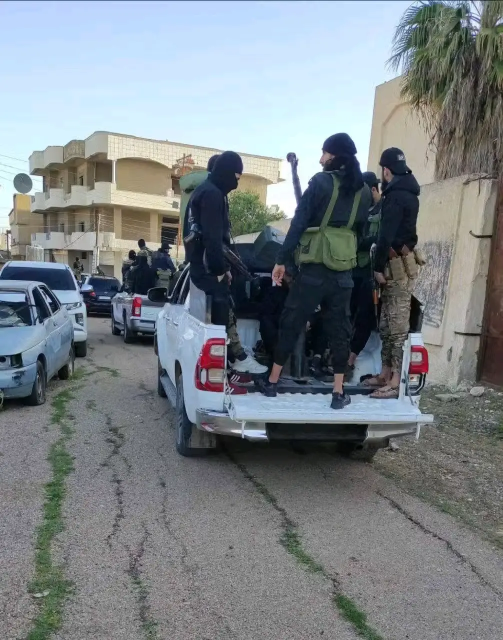 قوات الامن العام تلقي القبض على عصابة تجارة سلاح في داعل بدرعا 