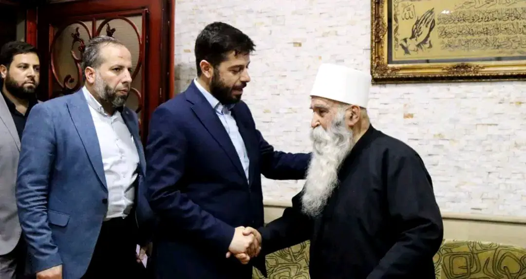 محافظ ريف دمشق السيد عامر الشيخ، ومحافظ السويداء الدكتور مصطفى البكور، ومحافظ القنيطرة الأستاذ أحمد الدالاتي، يجتمعون مع عدد من شيوخ مدينة أشرفية صحنايا 