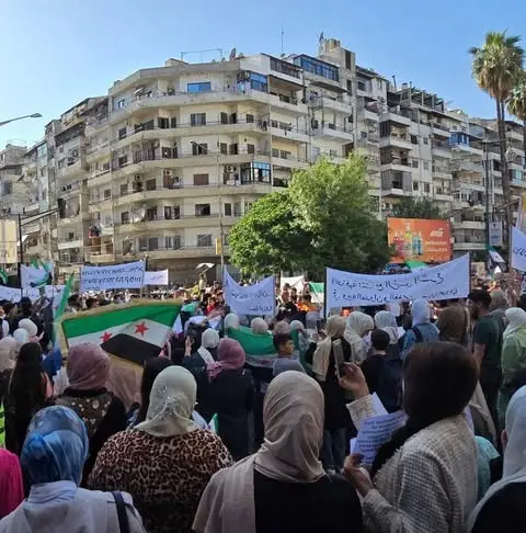 وقفة احتجاجية في اللاذقية تنديداً بضربات الاحتلال الإسرائيلي 