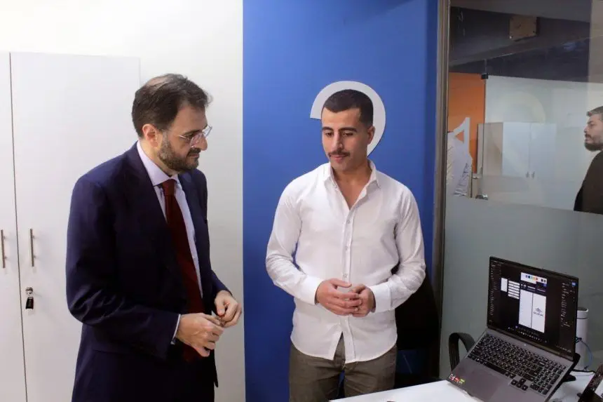 وزير الاتصالات يؤكد أهمية دعم المشاريع الناشئة وتفعيل دور الحاضنات العلمية 
