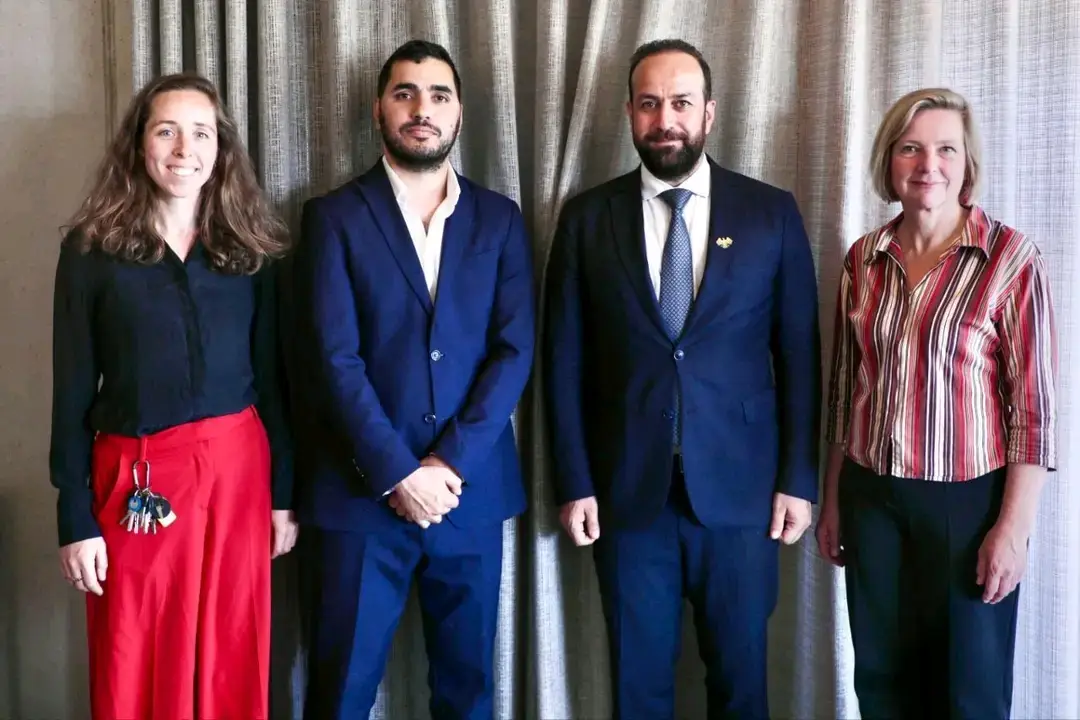 وزير الإعلام حمزة المصطفى يلتقي مديرة السياسات والاستراتيجية بمنظمة مراسلون بلا حدود في ألمانيا "أنيا أوسترهاوس" . 
