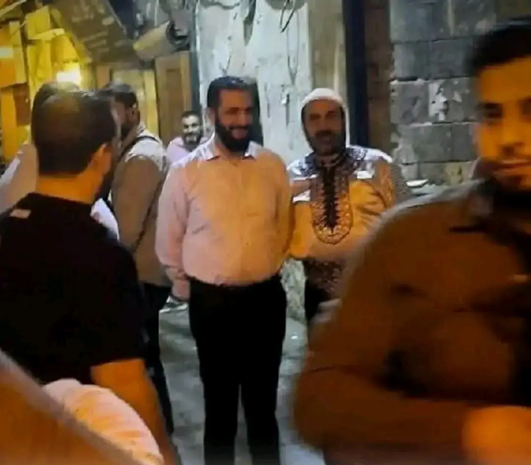 صورة متداولة للرئيس أحمد الشرع في جولة مسائية في شوارع دمشق، حيث صادف موكبَ عريسٍ 